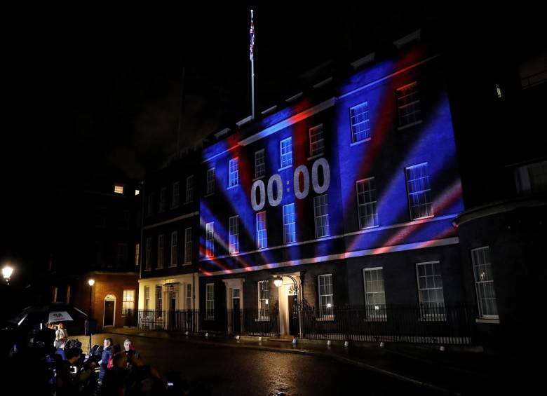 Un reloj de cuenta regresiva digital Brexit muestra 00:00 cuando el tiempo llegó a las en punto, como se proyecta en el frente de 10 Downing Street, la residencia oficial del Primer Ministro de Gran Bretaña, en el centro de Londres FOTO AFP