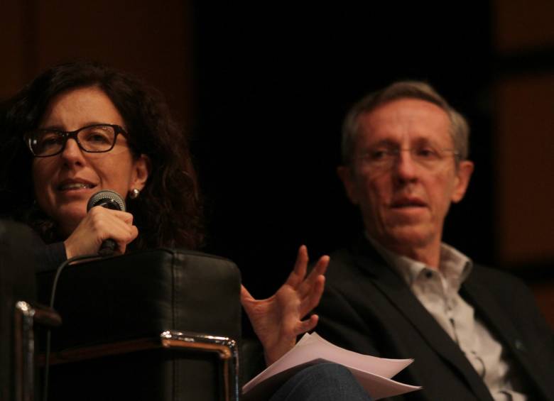 El exgobernador de Antioquia Sergio Fajardo y el senador Antonio Navarro fueron los acompañantes del lanzamiento del libro. FOTO COLPRENSA