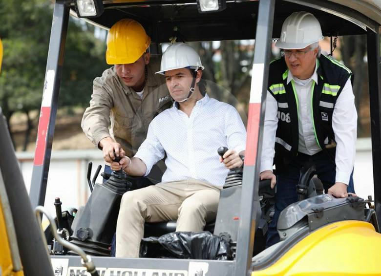 Alcalde, Federico Gutiérrez, protocolizó el inicio de obras de metrocable Picacho. FOTO CORTESÍA