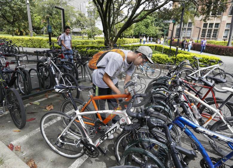 Parqueaderos de bicicletas en el campus El Volador de la Universidad Nacional, sede Medellín. Según el vicerrector, en la ciudadela se instalarán también electrolineras. FOTO Manuel saldarriaga