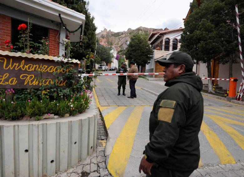 La sede de la embajada de México en La Paz mantiene fuerte vigilancia por parte de la Policía local. FOTO AfP