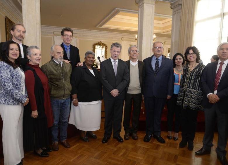 Los once comisionados fueron instalados ayer por el presidente Juan Manuel Santos. En seis meses empezarán a recorrer las regiones del país en búsqueda de la verdad. FOTO Cortesía Presidencia