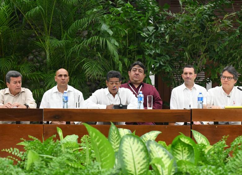 El Gobierno y el Eln retomaron, ayer, en Cuba las negociaciones que buscan llegar a un cese el fuego bilateral. FOTO: Cortesía Oficina del Alto Comisionado para la Paz.