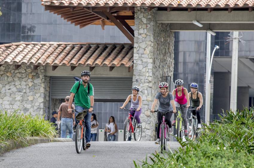 El Área Metropolitana empezaría este año la construcción de la ciclorruta que conectará por la calle Barranquilla a la Universidad de Antioquia y a la Universidad Nacional. FOTO juan antonio sánchez