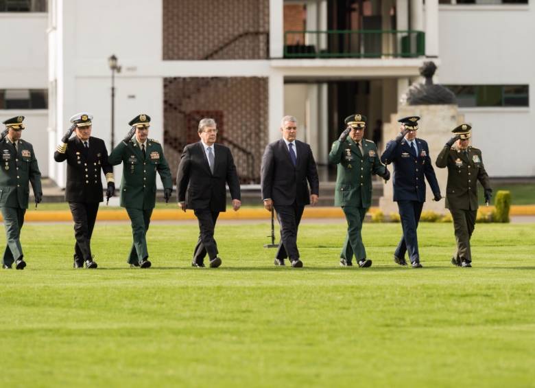 El nuevo ministro de la Defensa, Carlos Holmes Trujillo, y el presidente, Iván Duque Márquez, rindieron honores a los militares y policías del país el pasado sábado en Bogotá. FOTO colprensa