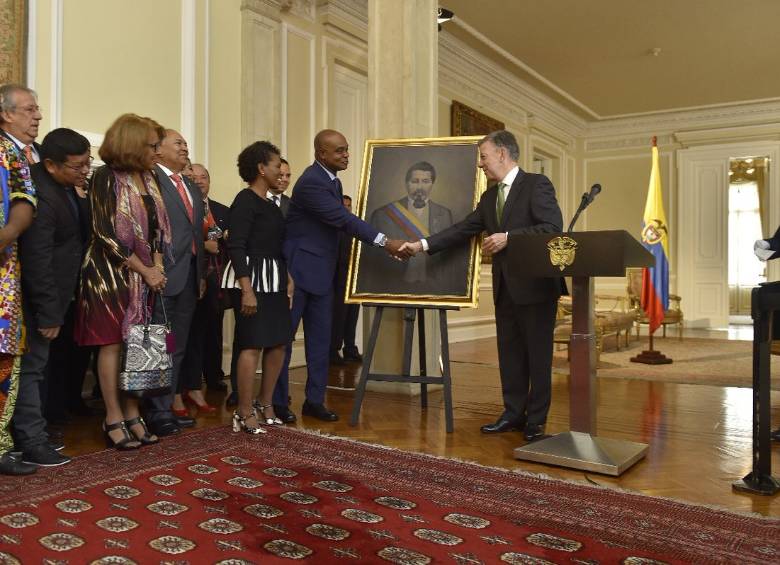 El presidente Santos aprieta la mano del ministro Luis Gilberto Murillo, tras develar el cuadro del expresidente Juan José Nieto Gil. FOTO Cortesía Presidencia