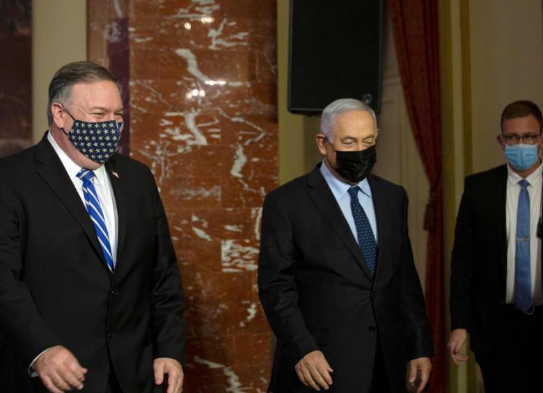 Mike Pompeo, acompañado de Benjamín Netanyahu, primer ministro de Israel. FOTO AFP
