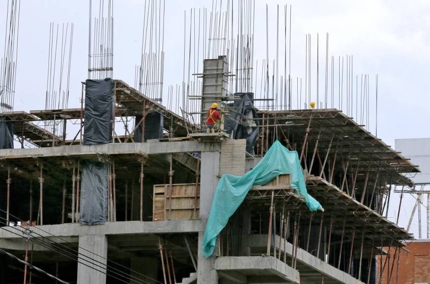 Según el estrato, el número máximo de parqueaderos que permite el nuevo POT de Medellín es de 1,5 por vivienda. FOTO Juan Antonio Sánchez
