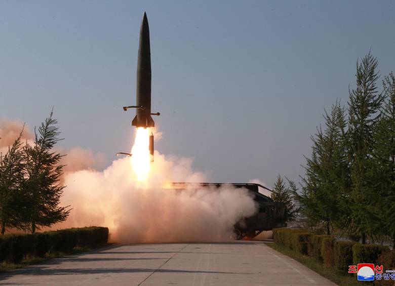 Fotografía de KCNA del lanzamiento de misiles. FOTO: EFE