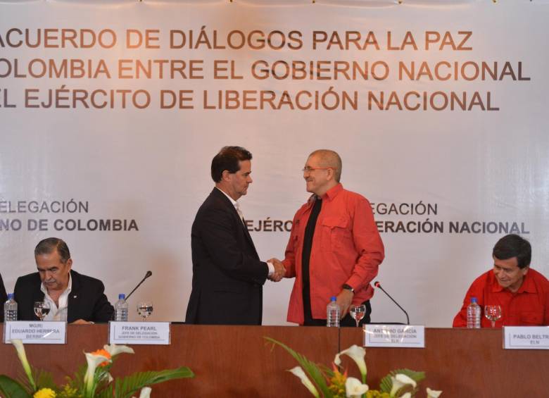 Frank Pearl delegado por el Gobierno y Antonio García, jefe negociador por la guerrilla del Eln acordaron el inicio de la mesa de diálogos. CORTESÍA del Alto Comisionado de Paz