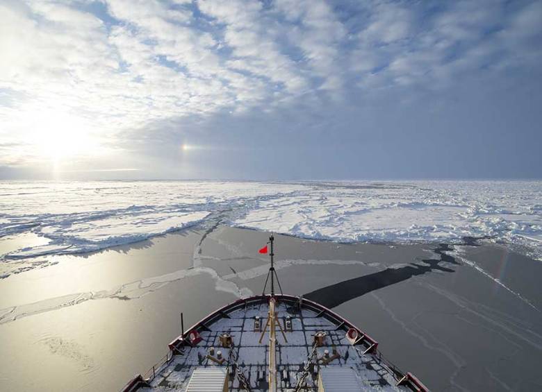 El barco apunta hacia el polo norte geográfico, la punta del eje. El magnético es el que se mueve y crea problemas a la navegación. Foto US Coast Guard