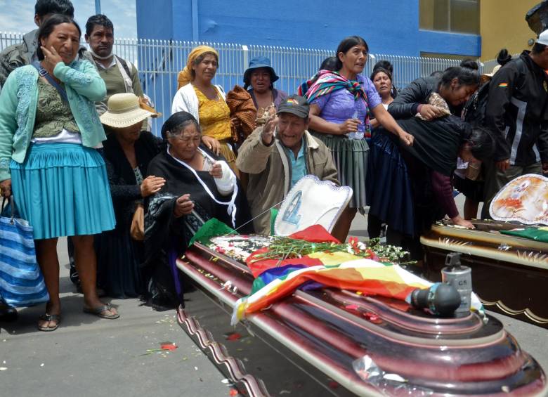 Las familias de las víctimas en Cochabamba, Bolivia, están haciendo funerales públicos para denunciar lo sucedido ante la comunidad internacional. FOTO AFP