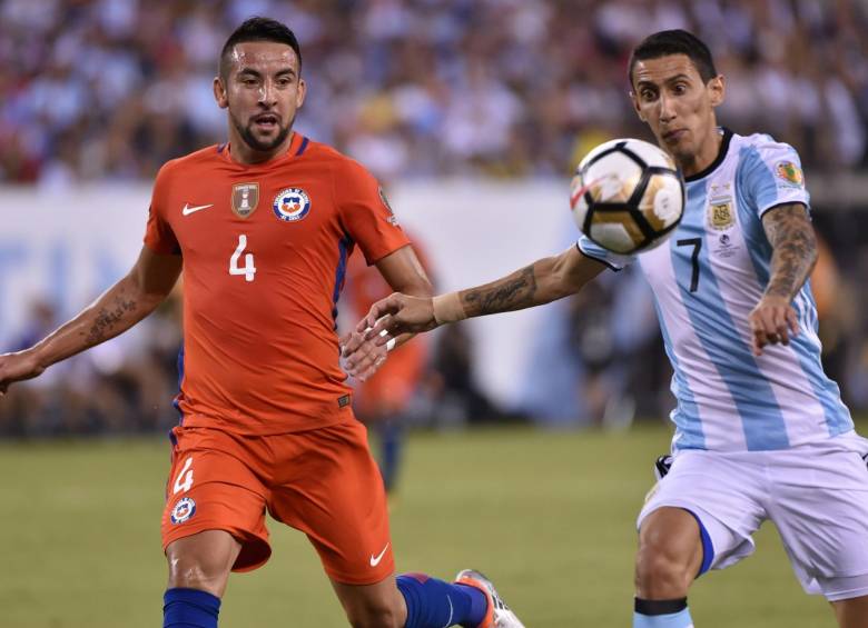 Bravo mostró seguridad de nuevo a los 33 al contener un remate de Di María, mientras Argentina dominaba las acciones por completo sin permitirle a Chile crear peligro pese a que la “Roja” tenía mayor posesión del balón.