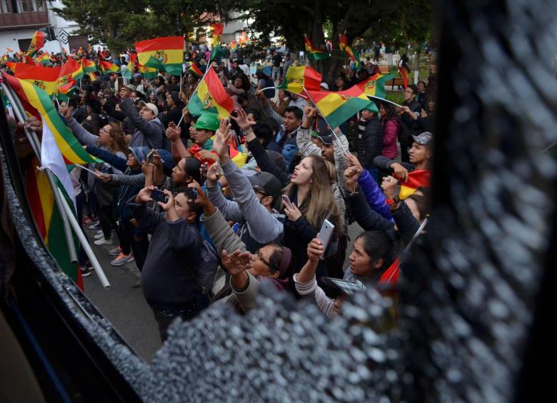 Ciudadanos reciben a la caravana de autobuses que se dirigía a La Paz en apoyo a marchas contra el presidente de Bolivia, Evo Morales, en Oruro (Bolivia). FOTO EFE