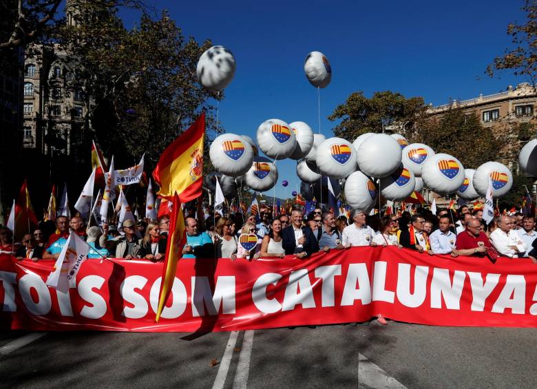 Bajo el lema “¡Todos somos Cataluña!”, una multitud de personas se concentró en el paseo de Gracia de la capital catalana. FOTO REUTERS