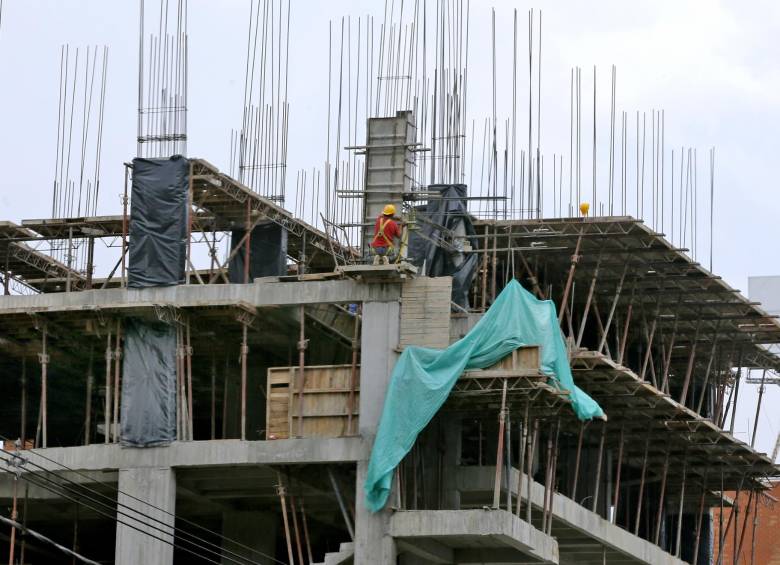 Según el estrato, el número máximo de parqueaderos que permite el nuevo POT de Medellín es de 1,5 por vivienda. FOTO Juan Antonio Sánchez