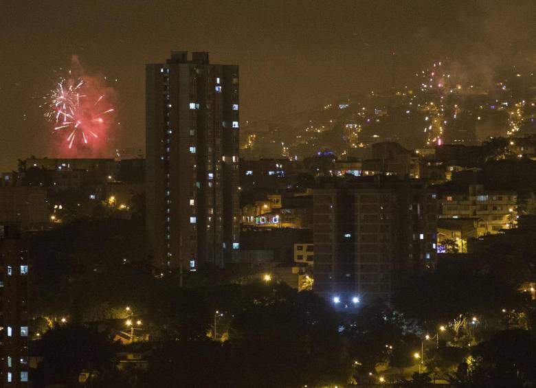 La pólvora estalló con más intensidad entre las 11 de la noche y la 1 de la mañana. FOTO ARCHIVO