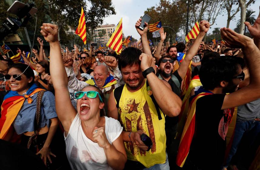 Miles de catalanes que están de acuerdo con la independencia salieron a celebrar al centro de Barcelona. FOTO REUTERS