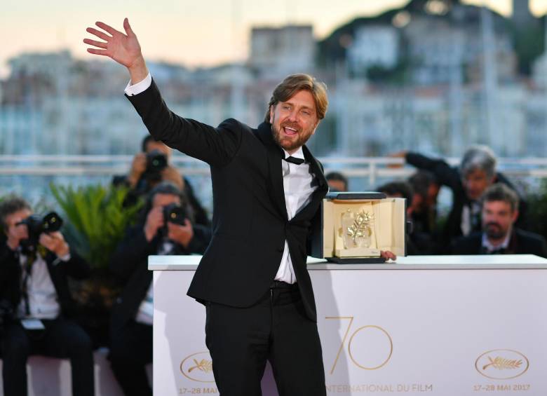 El sueco Ruben Östlund posó con su Palma de Oro después de la ceremonia de premiación. FOTO AFP