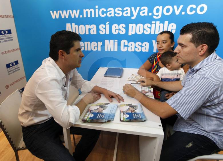 El ministro de Vivienda, Luis Felipe Henao, atendió durante algunos minutos las inquietudes de los ciudadanos frente a los programas de subsidio del Gobierno nacional. FOTO Manuel Saldarriaga