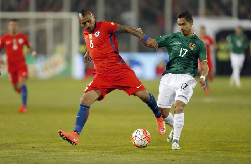 Arturo Vidal, de Chile, y Marvin Bejarano, de Bolivia, durante el último juego de la Eliminatoria entre ambos. FOTO ap