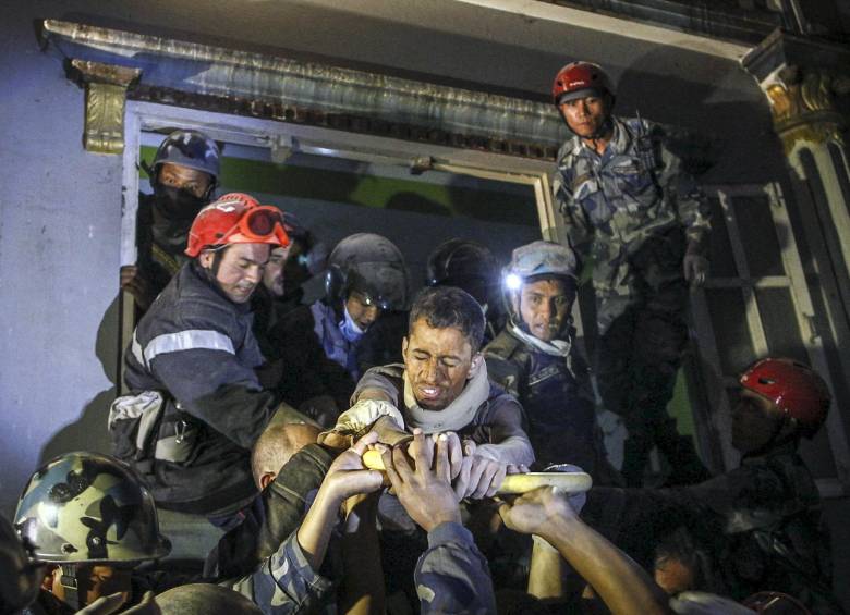 Rishi Khanal estuvo atrapado durante 82 horas luego del terremoto del sábado. FOTO AFP
