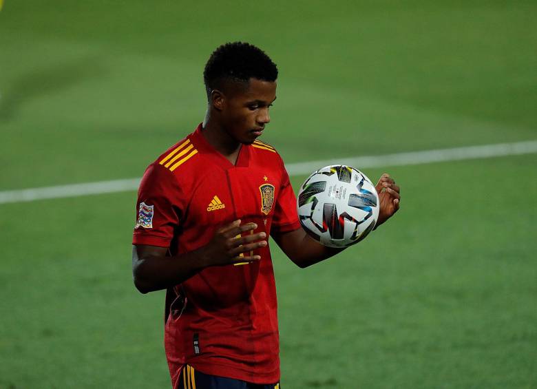Ansu Fati se convirtió en el jugador más joven en marcar con la selección española. FOTO EFE