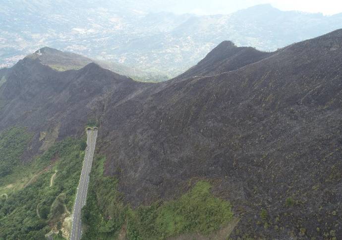 Un incendio forestal que se produjo el miércoles en zona rural de Copacabana, obligó a cerrar durante más de dos horas el paso de vehículos por la autopista Medellín - Bogotá. FOTO CORTESÍA DEVIMED