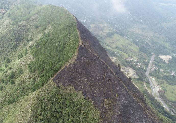 El capitán Carlos Tobón, comandante del cuerpo de bomberos de Copacabana, informó que el incendio se presentó en una zona rocosa. FOTO CORTESÍA DEVIMED
