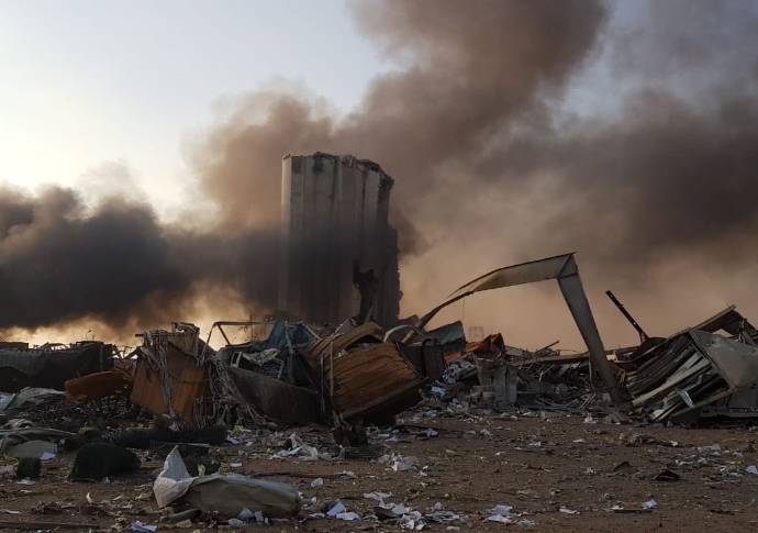 Según la agencia estatal, un incendio comenzó cerca de los silos de trigo del puerto, en un almacén de explosivos, lo cual provocó una fuerte deflagración que pudo sentirse en toda la ciudad y sus suburbios. Foto: EFE