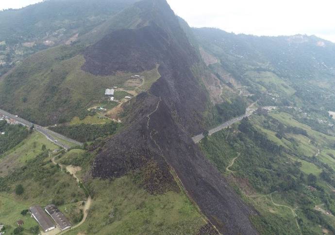 Los esfuerzos de los organismos de emergencia estuvieron centrados en evitar la expansión de las llamas hacia los lados o la zona inferior de la montaña. FOTO CORTESÍA DEVIMED