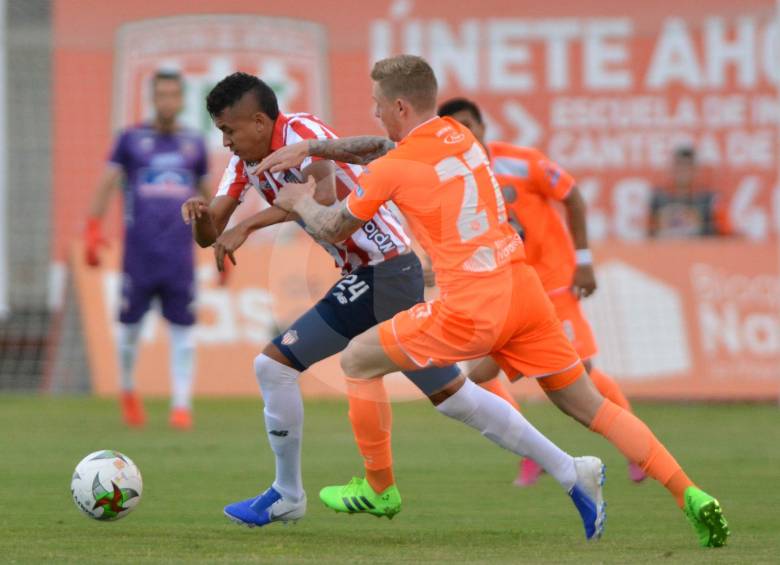 Víctor Cantillo, del Junior, y George Saunders, de Envigado, protagonizan una acción del juego que se disputó ayer en el marco de la séptima fecha del torneo finalización. FOTO Cortesía 