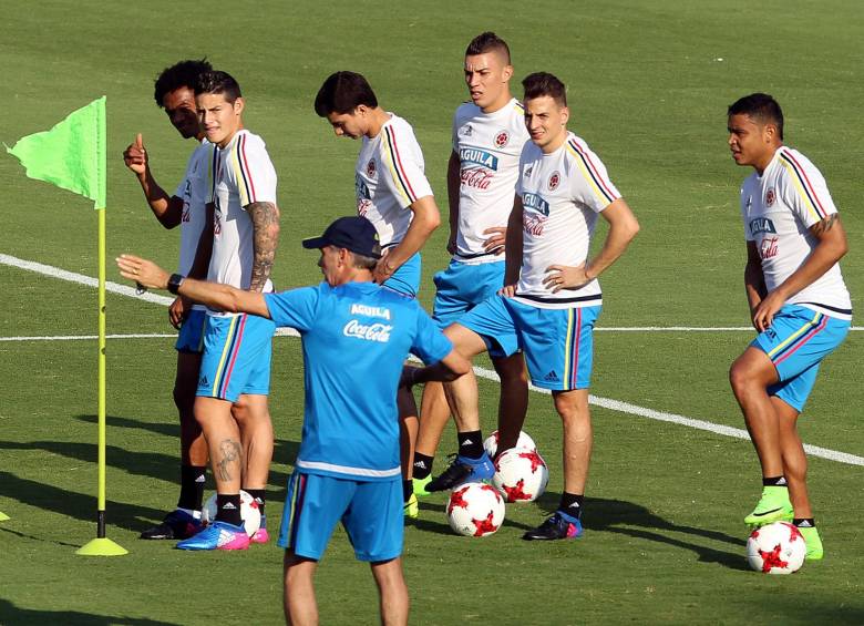Liderada por James Rodríguez, la Selección pretende hoy en el estadio Metropolitano, sacar tres puntos vitales. FOTO efe