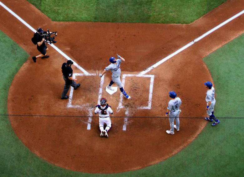 Joc Pedersen celebra una de las 15 carreras de los Dodgers sobre Bravos. Foto AFP