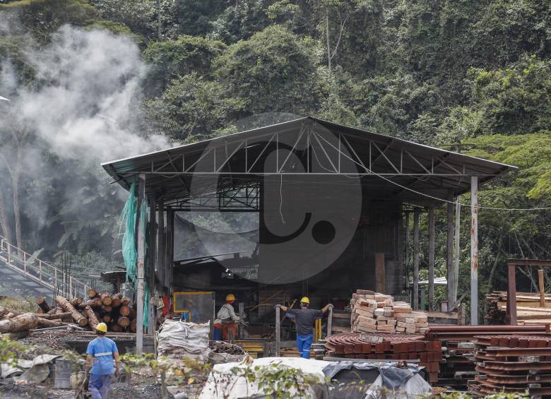 El humo sale del socavón de la mina, lo que imposibilita el ingreso de personas. Mientras tanto, los obreros no laboran y el pueblo siente el impacto negativo en su economía. FOTOS róbinson sáenz