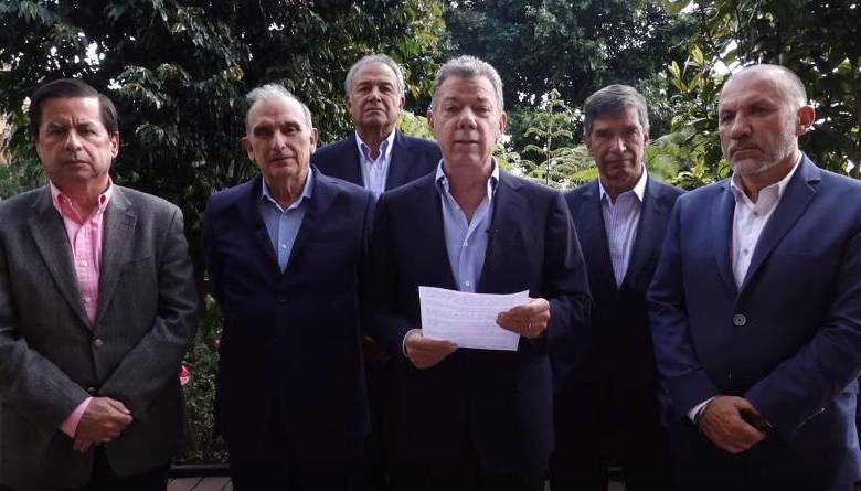 El exministro del interior, Juan Fernando Cristo, el exjefe negociador del gobierno en La Habana, Humberto de la Calle, el ex vicepresidente Óscar Naranjo, el expresidente Juan Manuel Santos, el ex Alto Consejero para el Posconflicto y el exnegociador Roy Barreras. FOTO: Captura de video