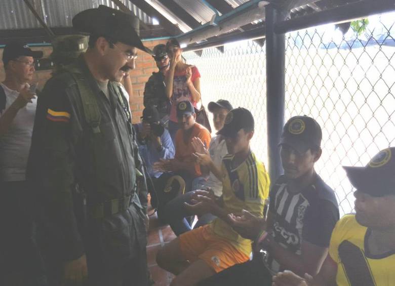 El ministro de Defensa, el director de la Policía y altos mandos militares saludaron a los pescadores en Cesar. FOTO colprensa.