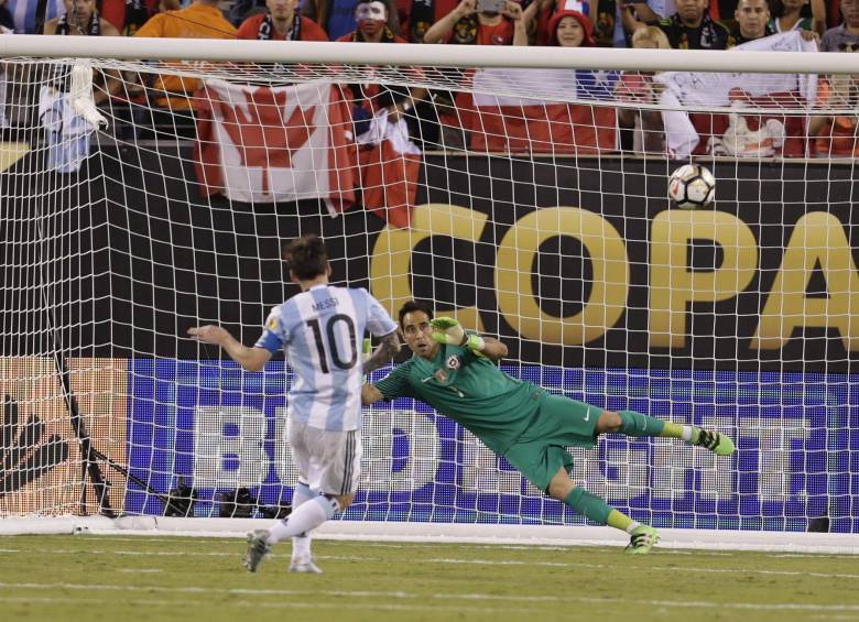 La “Roja” se impuso 4-2 en la definición por penales, luego de que Claudio Bravo le atajara un penal a Lucas Biglia y que Lionel Messi desviara su remate. Los 120 minutos de juego habían terminado 0-0.