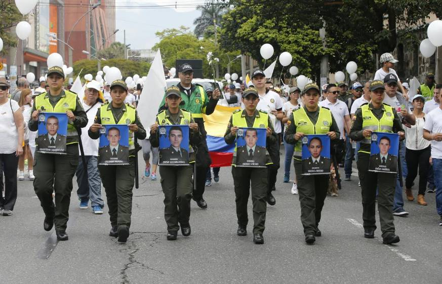 En Medellín miles de ciudadanos marcharon entre el Parque de los Deseos y el Parque de la Luces, en el centro de la ciudad. FOTO JUAN ANTONIO SÁNCHEZ