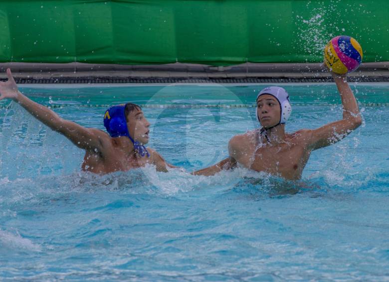 Frente a Argentina, la selección de polo acuático buscaba, anoche, el paso a la final del Campeonato Suramericano que termina hoy en Chile. FOTO Juan Antonio sánchez
