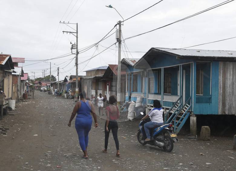 En Tumaco el general Jorge Hoyos desplegó 800 soldados en zonas urbanas del municipio para borrar fronteras invisibles. FOTO Manuel saldarriaga 