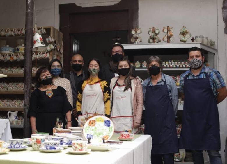 La cerámica carmelitana decorada a mano y bajo esmalte pasa este jueves a ser Patrimonio Inmaterial de la Nación, este es el equipo de trabajo que logró el reconocimiento. Foto: Cortesía Alcaldía El Carmen de Viboral
