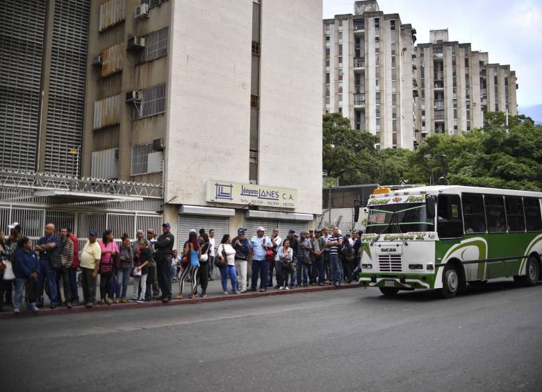 Filas en Caracas para tomar el bus. FOTO: AFP