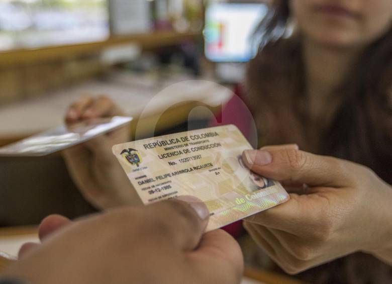 Las tarifas y la congestión en las oficinas de movilidad son dos factores que las escuelas de conducción toman en cuenta para elegir dónde tramitar las licencias. FOTO robinson sáenz