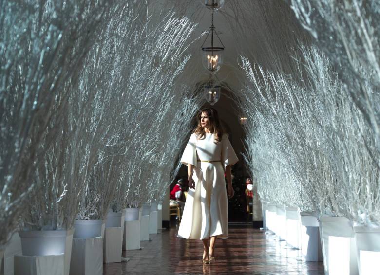 La primera dama recorrió las salas ornamentadas y comprobó que no faltara ningún detalle durante la presentación de la decoración. FOTO AFP