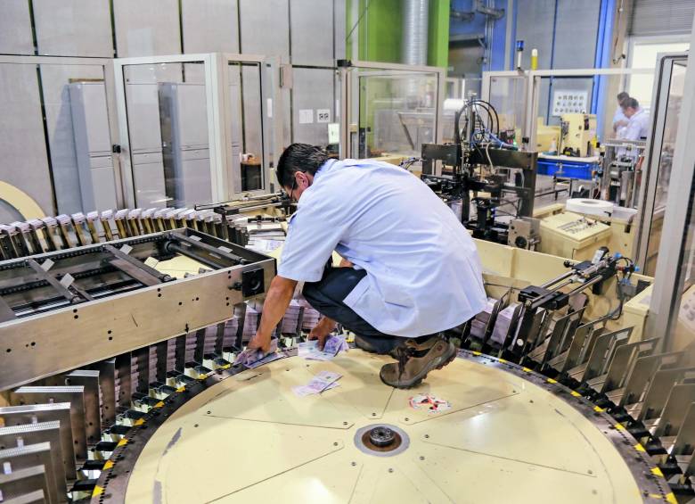 El Banco de la República, por mandato de la Constitución, es la única entidad que tiene la competencia de imprimir, regular la cantidad de billetes y fabricar las monedas que circulan actualmente en Colombia. FOTO Colprensa