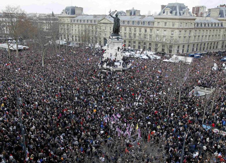 Una marea de cientos de miles de personas, entre ellas líderes de todo el mundo, ha tomado las calles del centro de París. FOTO REUTERS