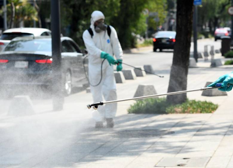En varios países del mundo se realizan jornadas de desinfección para prevenir que aumenten los contagios de coronavirus. FOTO: EFE