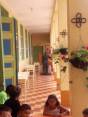 Momento en que se ve como los policías retiran los camarotes del Hogar Juvenil de Jardín. Foto: Cortesía