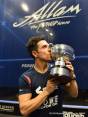El colombiano Miguel Ángel Rodríguez besa la copa que lo acredita como campeón del Allam British Open en Inglaterra. FOTO cortesía-miguel ángel rodríguez